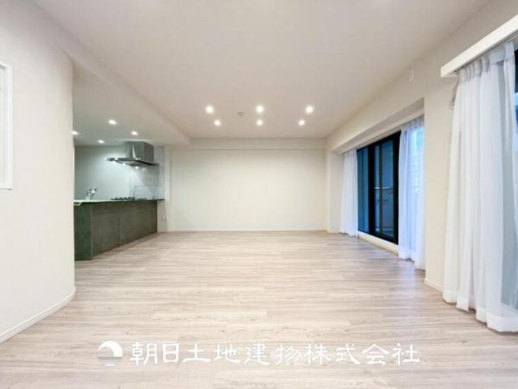 居間 【リビング】大切なご家族、招いた友人と過ごすひと時を溢れる光が優しく包み込む空間。大切な人とともに、心穏やかに過ごすひととき。家族との時間、自分の時間を大切にできる空間を作りました。