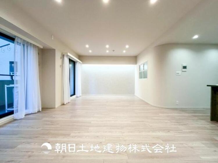 居間 【リビング】開放的で明るい空間が広がるLDK。リビングには暖かな太陽が降り注ぎ、爽やかな住空間です。お友達を呼んでお茶をしたり、一緒に料理を楽しみながら楽しい時間を。