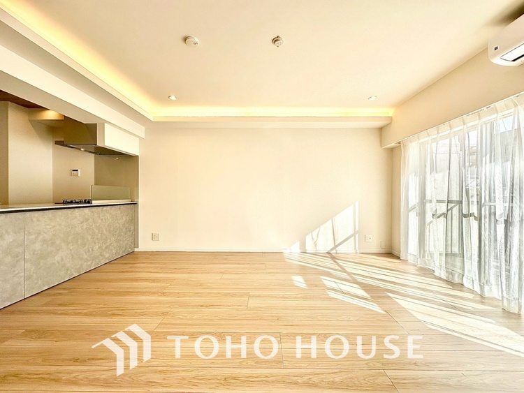 内装 【LIVING】◆陽光◆が差し込む。この開放的なLDKに家族の笑顔が集う。家族が一緒に過ごす空間は明るく、そして居心地よく。