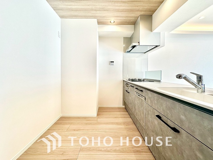 キッチン 【KITCHEN】◆ワクワク◆開放的で機能性も高いシステムキッチン。お子様は毎日のご飯にワクワク！