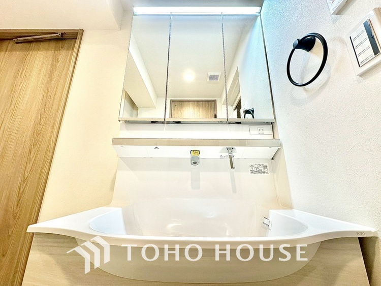 洗面 【WASHROOM】◆快適◆煌びやかな暮らしの中にも忘れたくない快適さ。大きな収納が助けてくれます。