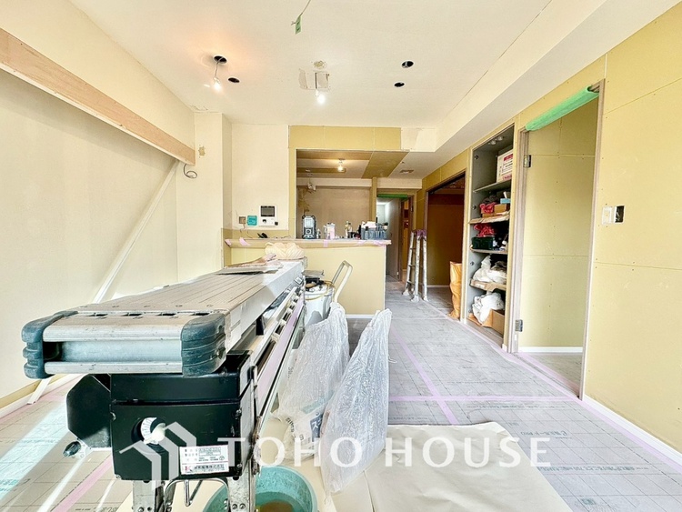 内装 現在改装中◆陽光◆が差し込む。この開放的なLDKに家族の笑顔が集う。家族が一緒に過ごす空間は明るく、そして居心地よく。