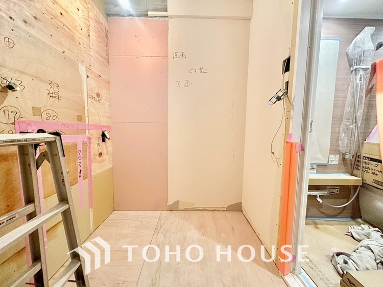 洗面 現在改装中◆快適◆煌びやかな暮らしの中にも忘れたくない快適さ。大きな収納が助けてくれます。