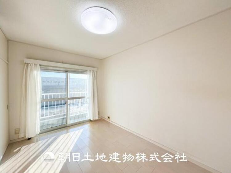 内装 【居室】爽やかな空間演出とセンス良く纏められた室内は良質な寛ぎ空間。そこで暮らす大切な人達のことを考え造りこんだ空間は日々の生活に安らぎを与えてくれます。