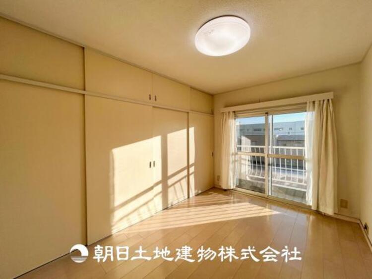 内装 【居室】大切なご家族、招いた友人と過ごす大切な時間を差し込む光が優しく包み込む空間。大切な人とともに、心穏やかに過ごすひとときを味わってください。