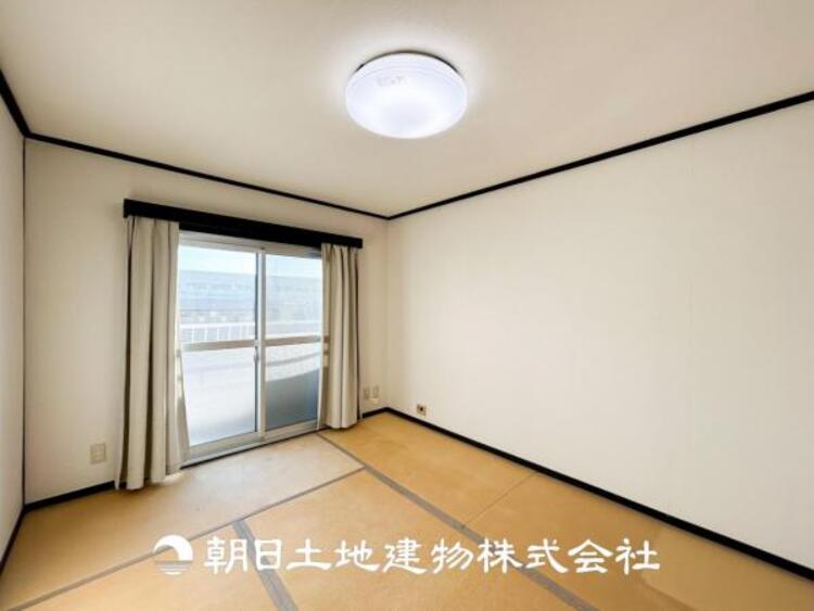 内装 【和室】近年減少傾向にありますが、和室があることで落ち着きと癒しの空間が生まれます。来客時の客室としても利用できますし、お子様のプレイルームやお昼寝に良いお部屋です。