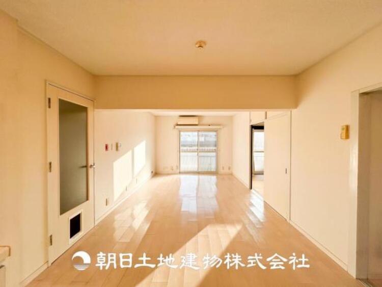 居間 【リビング】1日の中で最も長い時間を過ごすことになるリビングだからこそ、いつも笑顔があふれる空間であるように。広々とした空間から幸せな未来を。