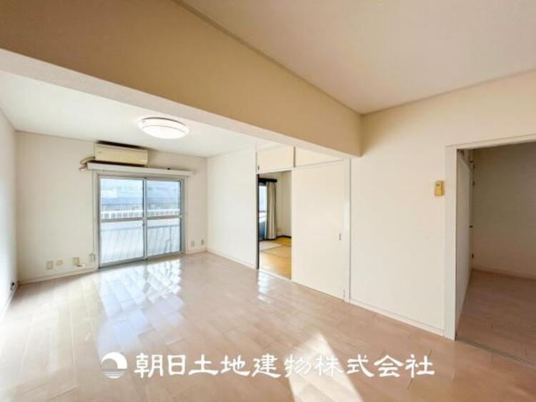 居間 【リビング】リビングにはみんなが集い、食事や楽しい会話が始まる。話に夢中になりすぎて、ついつい時を忘れてしまう。そんな束の間の幸せを感じさせてくれる場所。お子様の勉強スペースとしても活用できます。