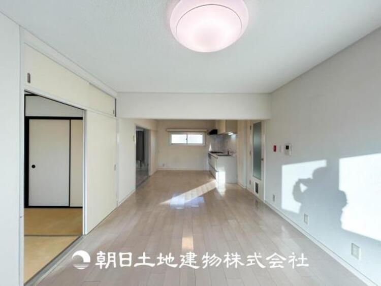 居間 【リビング】大切なご家族、招いた友人と過ごすひと時を溢れる光が優しく包み込む空間。大切な人とともに、心穏やかに過ごすひととき。家族との時間、自分の時間を大切にできる空間を作りました。