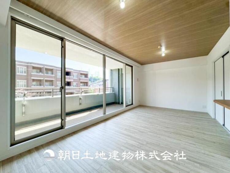 居間 【リビング】1日の中で最も長い時間を過ごすことになるリビングだからこそ、いつも笑顔があふれる空間であるように。広々とした空間から幸せな未来を。