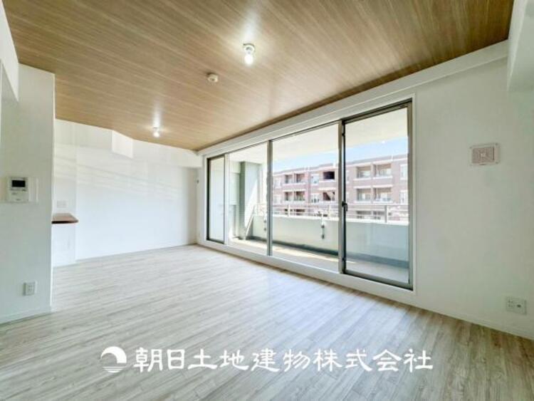 居間 【リビング】開放的で明るい空間が広がるLDK。リビングには暖かな太陽が降り注ぎ、爽やかな住空間です。お友達を呼んでお茶をしたり、一緒に料理を楽しみながら楽しい時間を。
