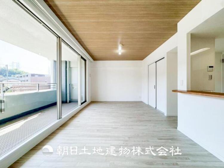 居間 【リビング】リビングにはみんなが集い、食事や楽しい会話が始まる。話に夢中になりすぎて、ついつい時を忘れてしまう。そんな束の間の幸せを感じさせてくれる場所。お子様の勉強スペースとしても活用できます。