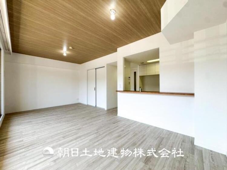 居間 【リビング】大切なご家族、招いた友人と過ごすひと時を溢れる光が優しく包み込む空間。大切な人とともに、心穏やかに過ごすひととき。家族との時間、自分の時間を大切にできる空間を作りました。