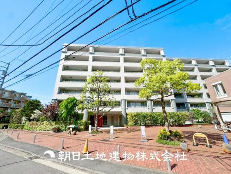 外観 【外観写真】表現された空間はたくさんの光を浴び、風を感じ、暮らしの時間を豊かにしてくれます。デザインされた空間と競い合うかのような充実した建物と共に大切な家族の思い出を刻んでいきます。