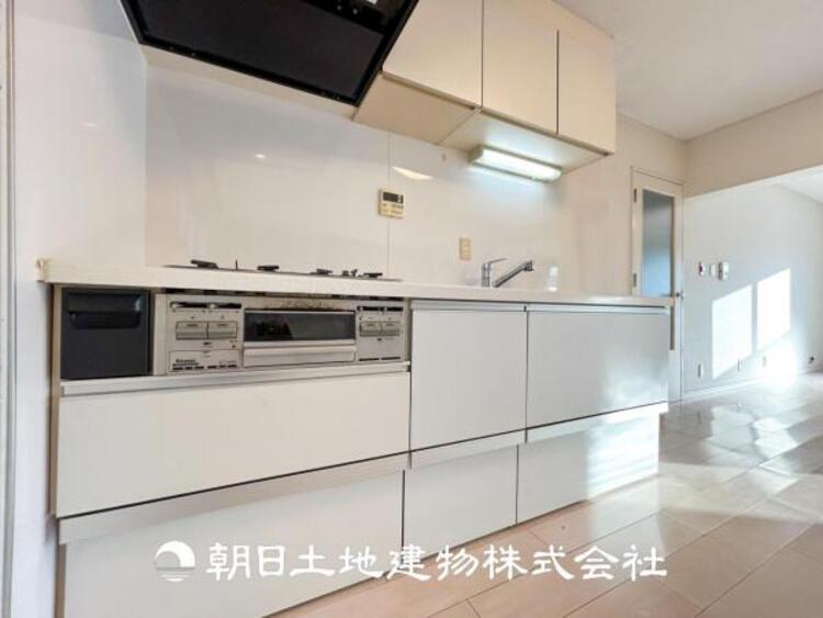 キッチン 【キッチン】日々の生活における家事の動線やリビングとの往来のしやすさに配慮し、お食事の準備や後片付けなどの家事を少しでも楽にするキッチンスペースを目指しました。