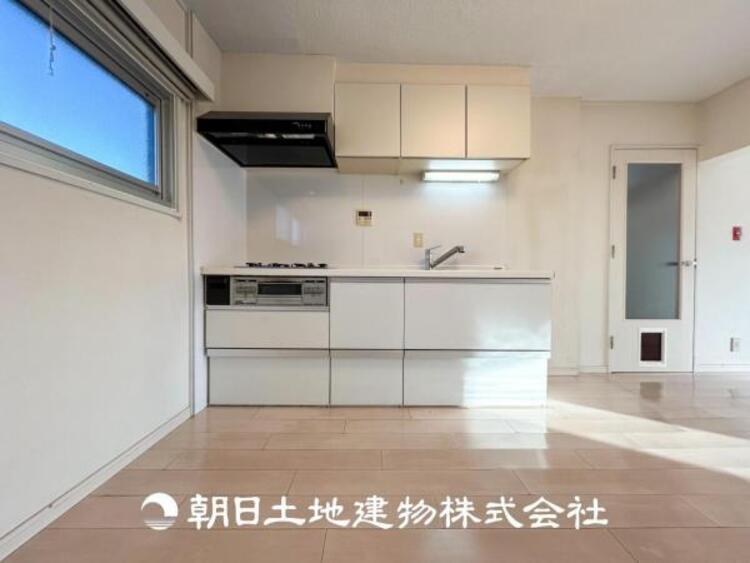 キッチン 【キッチン】仲良しなご夫婦、お子様、みんなでお料理ができる程の贅沢なスペースを実現したキッチンとなっております。みんなで作った料理を召し上がりながらの会話は盛り上がること間違いなしです。