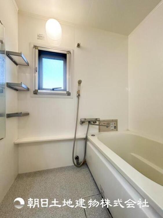 風呂 【浴室】上品な色合いが魅力のバスルームは、ほっと落ち着く空間を作り出しています。広々とした浴槽で体を癒やしながら、疲れを取り除けるような仕様です。