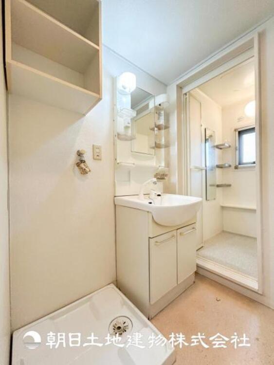 洗面 【洗面化粧台】慌ただしい1日が始まり、充実した1日の終わりを締めくくる洗面所。快適に過ごせることはもちろん、収納や機能性を兼ね備えた洗面化粧台です。