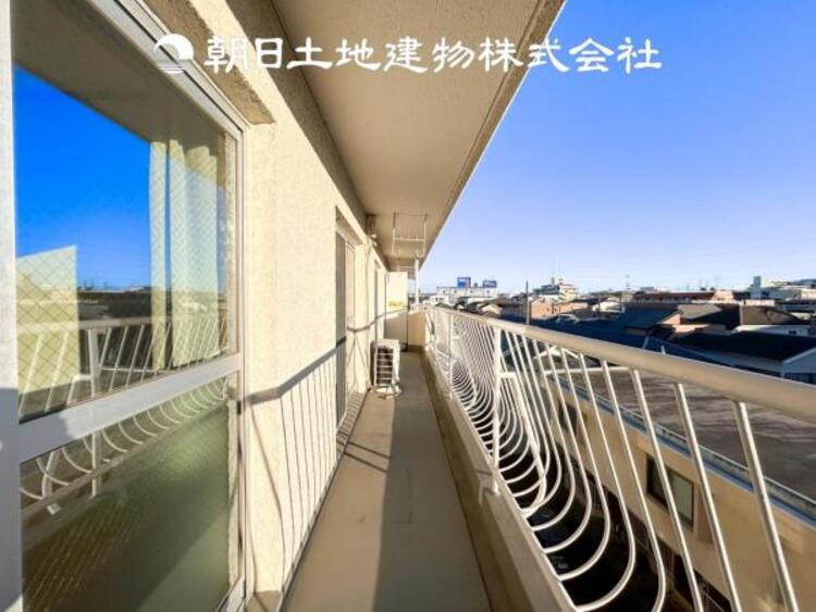 バルコニー 【バルコニー】温かい太陽を感じる事ができるのは、目の前に遮るものが無いから。彼方に広がる風景が絵画のように広がります。