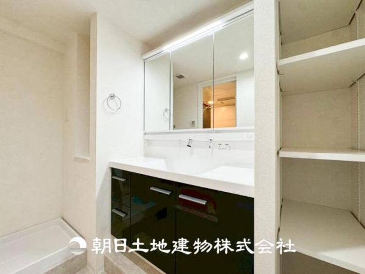 洗面 【洗面化粧台】広々とした洗面台は、日々の身だしなみチェックや歯磨きなど、朝の慌ただしい時間でも心に余裕とゆとりを作ってくれます。今日も１日頑張ろう。そう思える場所でありたいと思っています。