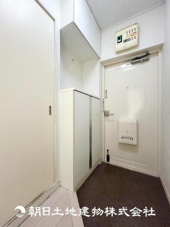 その他 【玄関】家族の帰り、遊びに来る友人、知人を優しく迎え、温もりに満ちた生活空間を予感させる。帰りたい家がここにあります。