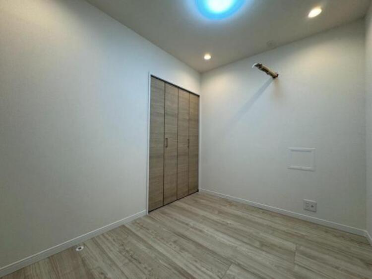 内装 居室はひとり時間を過ごせる安らげるお部屋として活用できます！収納スペースあり！荷物が多くても十分！！ベッドや勉強机、テレビなどを置きたい場合におすすめ！！過ごす時間が長くてもゆったり過ごせそうですね！