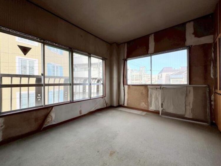 内装 居室はひとり時間を過ごせる安らげるお部屋として活用できます！収納スペースあり！荷物が多くても十分！！ベッドや勉強机、テレビなどを置きたい場合におすすめ！！過ごす時間が長くてもゆったり過ごせそうですね！ 