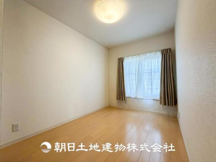 内装 【居室】爽やかな空間演出とセンス良く纏められた室内は良質な寛ぎ空間。そこで暮らす大切な人達のことを考え造りこんだ空間は日々の生活に安らぎを与えてくれます。