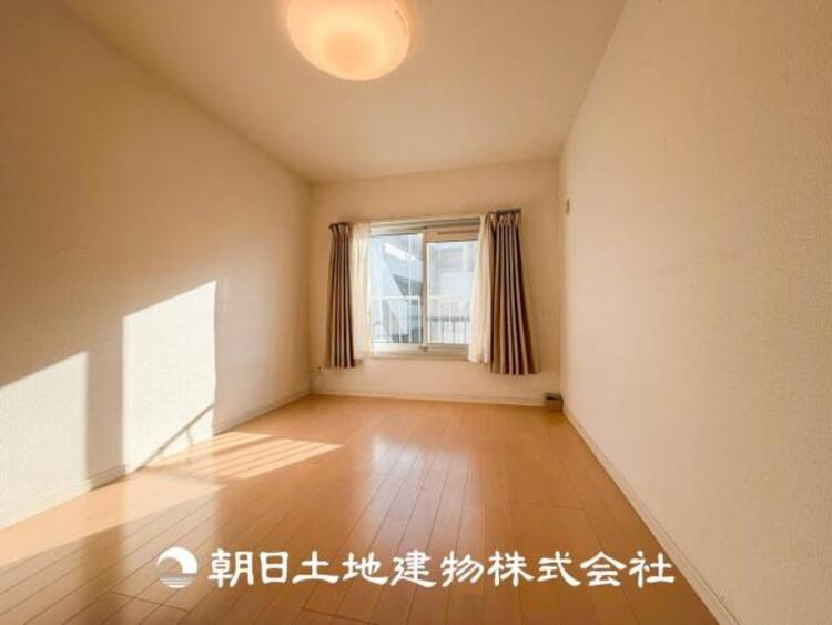 内装 【居室】大切なご家族、招いた友人と過ごす大切な時間を差し込む光が優しく包み込む空間。大切な人とともに、心穏やかに過ごすひとときを味わってください。