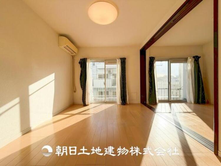 居間 【リビング】リビングにはみんなが集い、食事や楽しい会話が始まる。話に夢中になりすぎて、ついつい時を忘れてしまう。そんな束の間の幸せを感じさせてくれる場所。お子様の勉強スペースとしても活用できます。