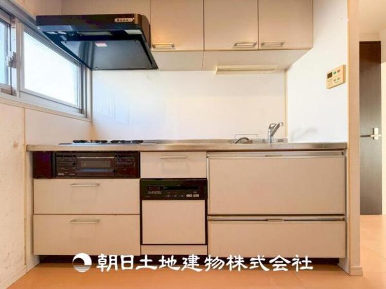 キッチン 【キッチン】住宅の主役でもあり、日常生活を過ごす上で重要な水回りでもあるからこそ機能性・デザイン性に拘りました。お掃除のしやすいシステムキッチンを設置しました。