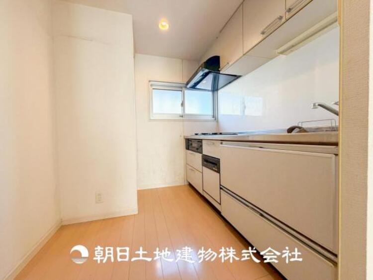 キッチン 【キッチン】仲良しなご夫婦、お子様、みんなでお料理ができる程の贅沢なスペースを実現したキッチンとなっております。みんなで作った料理を召し上がりながらの会話は盛り上がること間違いなしです。