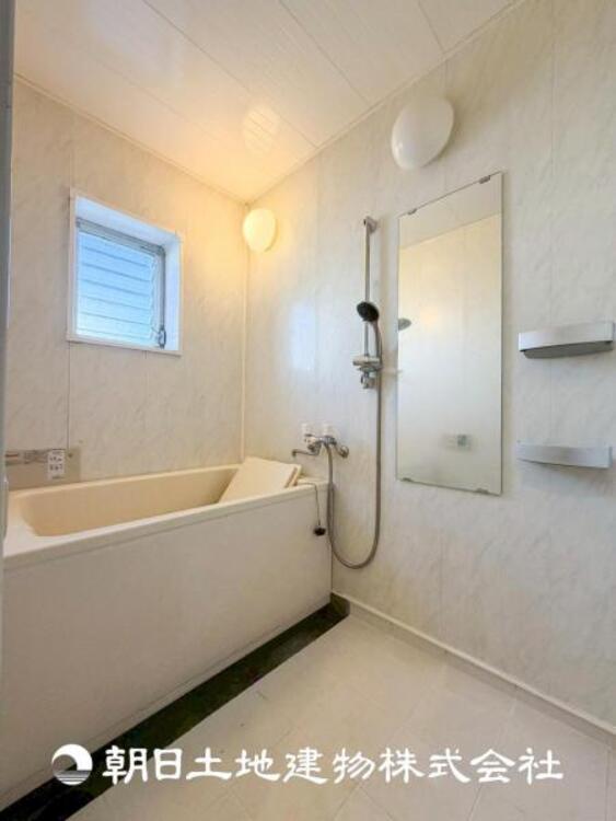 風呂 【浴室】上品な色合いが魅力のバスルームは、ほっと落ち着く空間を作り出しています。広々とした浴槽で体を癒やしながら、疲れを取り除けるような仕様です。