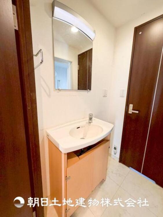 洗面 【洗面化粧台】慌ただしい1日が始まり、充実した1日の終わりを締めくくる洗面所。快適に過ごせることはもちろん、収納や機能性を兼ね備えた洗面化粧台です。