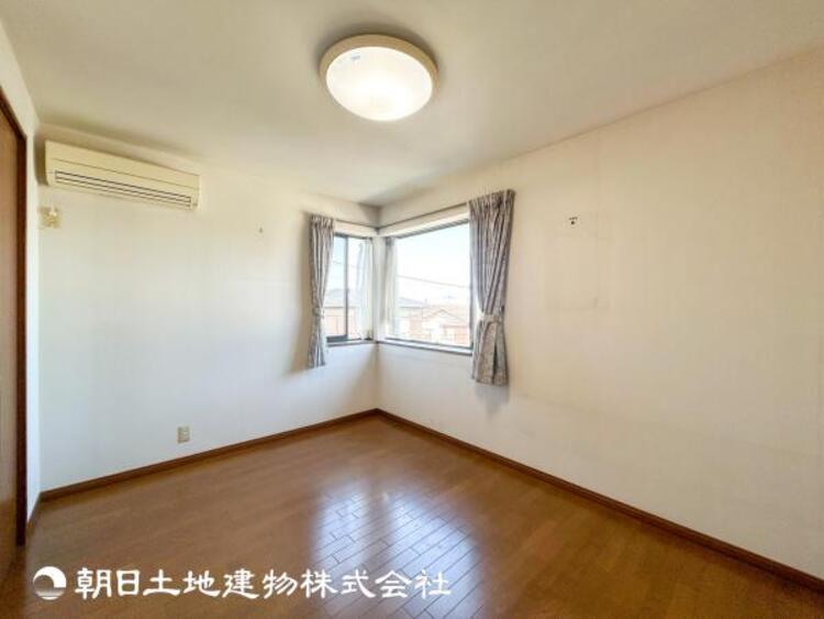 内装 【和室】近年減少傾向にありますが、和室があることで落ち着きと癒しの空間が生まれます。来客時の客室としても利用できます