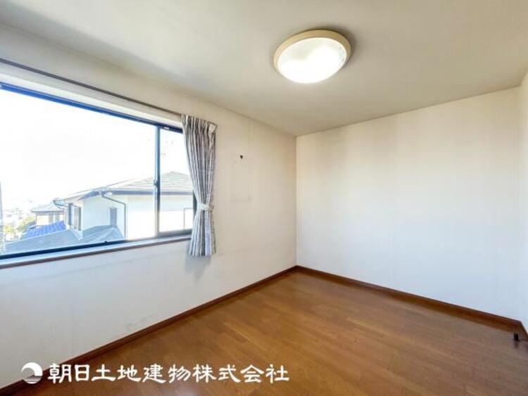 内装 【洋室】自宅で快適に過ごす条件は一人ひとり違います。個性が強すぎないシンプルな内装とシンプルなデザインで統一しております