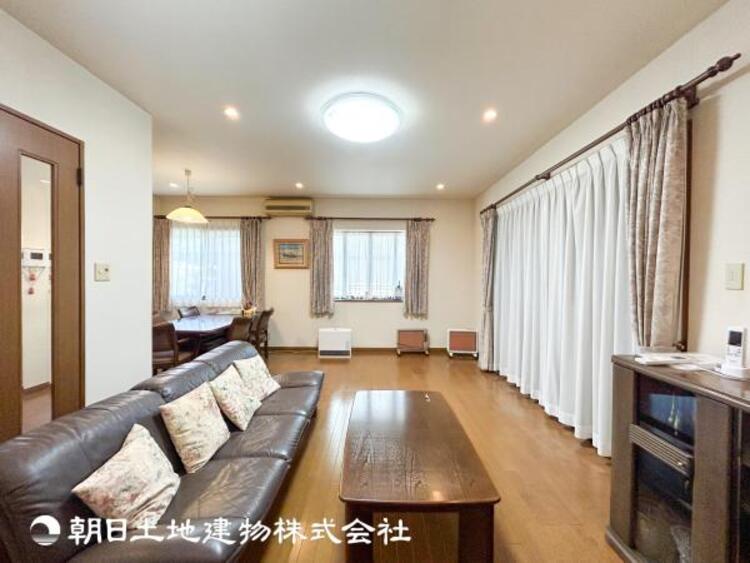 居間 【リビング】開放的で明るい空間が広がるLDK。リビングには潤沢な太陽が降り注ぎ、爽やかな住空間を演出できます