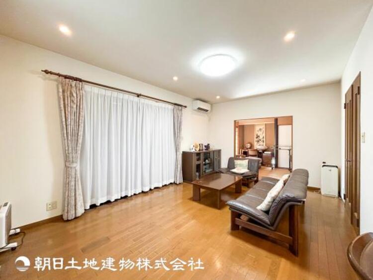 居間 【リビング】大切なご家族、招いた友人と過ごすひと時を溢れる光が優しく包み込む空間。充実した住空間は心を豊かにします。