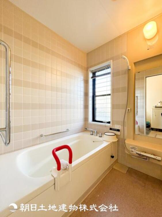 風呂 【浴室】1日の疲れを癒すバスタイム。心地よいリラックスを叶える独立した美しい空間です。心からゆったりと寛いでいただけます