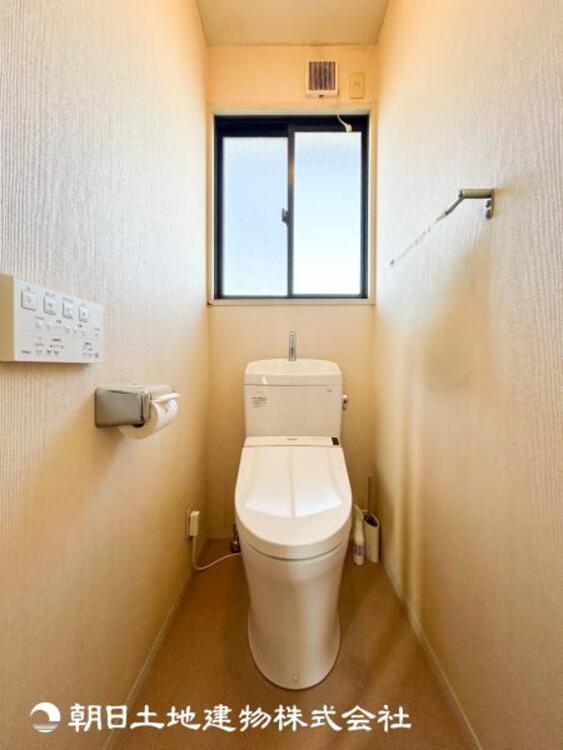 トイレ 【トイレ】家族みんなが毎日使う場所だから。お掃除がしやすい方はいい。汚れをふき取り易いフロアと壁紙をチョイス致しました