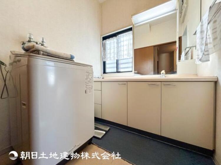 洗面 【洗面化粧台】落ち着いた清潔感のある空間は、身だしなみチェックや肌のお手入れに最適です。収納も十分でゆとりを持たせます。