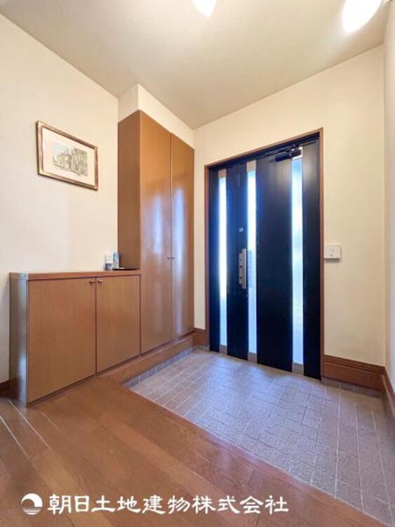 その他 【玄関】高級感漂う玄関と廊下。家族の帰り、遊びに来てくれる友人を優しく迎えるスペース。ハッピーな生活を予感させます。