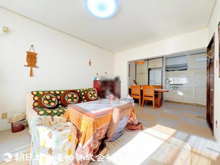 居間 陽当たりの良い南向き住戸。明るい陽射しが差し込む温かみのある住空間。