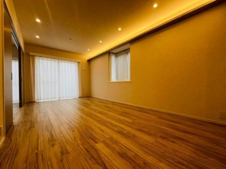 居間 家族の会話や笑顔が行き交うリビングで、子供を走り回らせたい。ダイニングテーブルでゆったり食事を堪能。光と風が溢れる開放的なリビングダイニングには、くつろぎの空間を生み自然と家族みんなが集まってきます 