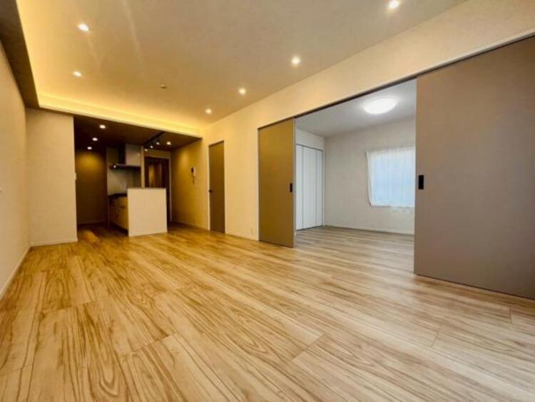 居間 お天気が晴れの日は照明をつけなくても充分明るいリビングです！どこか落ち着きのある広々とした内装です！皆で過ごす空間が、目に浮かんでくる様な優しいリビングダイニングです！くつろいだり楽しい時間を是非！ 