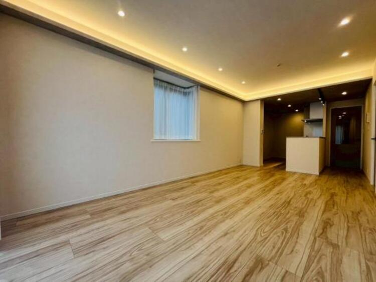 居間 リビングにあふれる採光と心地よい風のつどう調和された空間！！生活を彩る充実した日々が過ごせそうです。家族の滞在期間が長くなることを予測して、設計士が思いと工夫をこらした自慢のリビングダイニング！！！ 