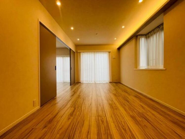 居間 開放感とプライベート感が見事に両立されたリビングダイニング！通常では相反するファクターがともにそろうと極上のくつろぎ空間が生まれます。だれにも譲りたくない至福の空間で過ごす日々は生活をより豊かにします 