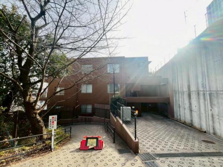 外観 住みやすさとデザイン性を両立させた欲張りな住宅が登場しました　相反しがちなことが相互作用でより良質に！本物だけが表現することができる質の高い機能美はよきものをつなげた古くからの伝統と最新技術の結晶です																			 