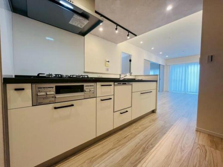 キッチン リビングダイニングが見渡せるカウンターキッチン！　お料理をする人も開放感が心地いいです。 