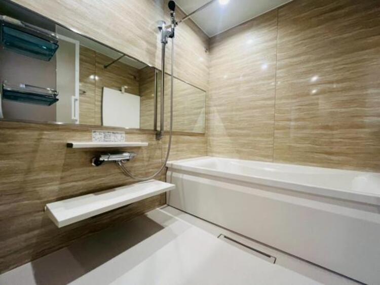 風呂 ゆったりと寛げる広々バスで足を伸ばしてリラックス。　最新のユニットバスは設備も充実です。 